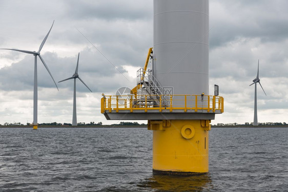 创建大型荷兰海上风力涡轮机图片