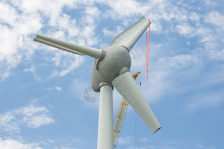 装配新的荷兰风涡轮机和大型起重图片