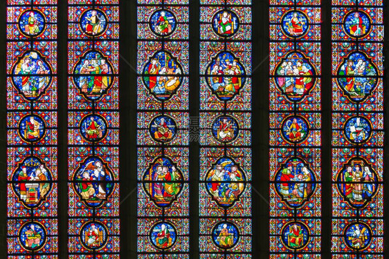 比利时迪南特教堂的多彩色玻璃窗图片