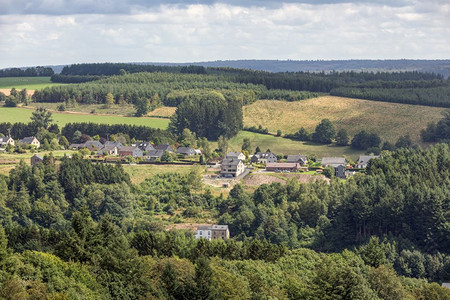 鸟瞰比利时阿登省布伊隆附近的乡村图片