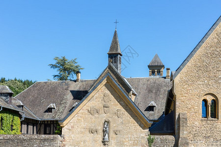 比利时Ardennes的OvalAbbey该修道院以其捕食啤酒植物园和废墟闻名图片