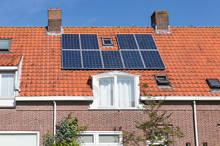 屋顶上有太阳能电池板的荷兰家庭住房图片
