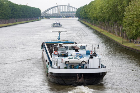 在阿姆斯特丹附近的荷兰运河航行大型驳船图片