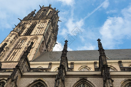 在德国杜伊斯堡带有黑色烟灰的Salvator教堂观看图片