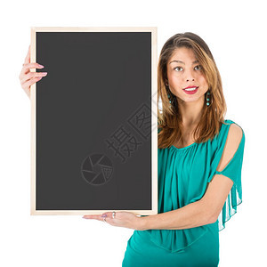 美丽的女人在她身体旁边拿着空的黑板孤立在白边上图片