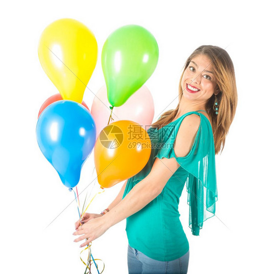 穿着绿色衬衫的漂亮女人拿着白色背景隔离的彩色气球图片