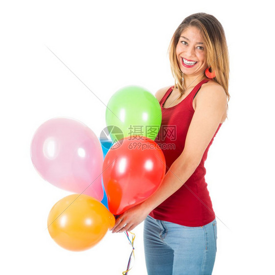 穿着红衬衫的漂亮女人拿着彩色气球孤立在白色背景上图片
