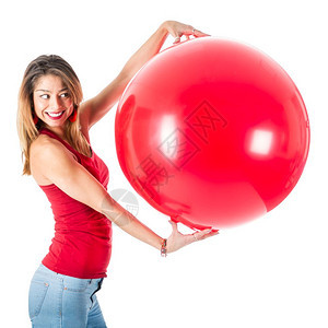穿着红衬衫的漂亮女人拿着一个巨大的气球孤立在白色背景上图片