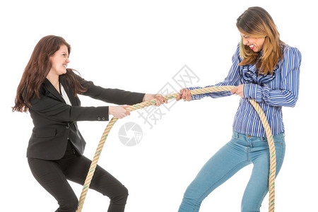 两个女商人拉着一条绳子在白色背景上被孤立的绳子图片