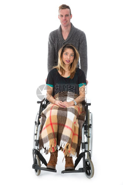男子将妇女推在轮椅上孤立白色背景上图片