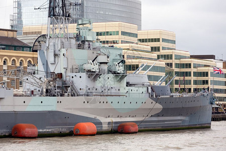 HMS贝尔法斯特战舰停靠在泰晤士河上英国伦敦图片