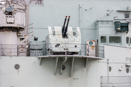 HMSBelfast在英国伦敦泰晤士河停泊的HMS贝尔法斯特战舰上的反飞机图片