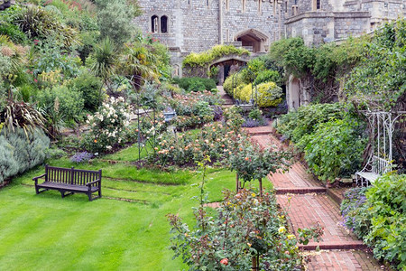 英格兰伦敦附近的温莎城堡庭院花园图片