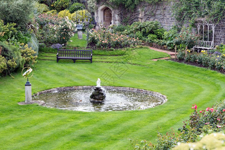 英格兰伦敦附近的温莎城堡庭院花园图片