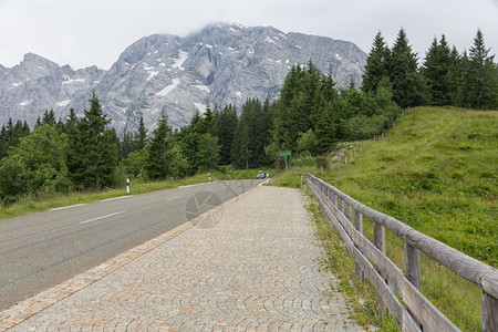 德国和奥地利之间山脊上的罗斯费尔德全景马路和停车场德国奥地利之间山脉上的罗斯费尔德全景马路图片