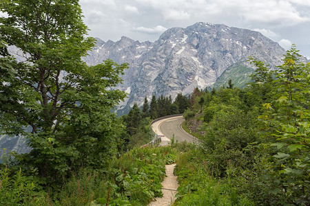 罗斯费尔德全景马路沿国和奥地利之间山脊的远足迹罗斯费尔德全景马路横跨德国和奥地利之间的山区图片