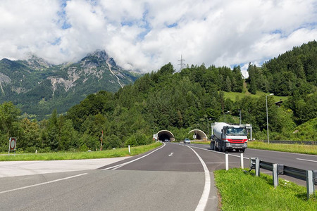 奥地利A10高速公路在Hohenwewerfen附近有停车场交通经过山上一条隧道图片