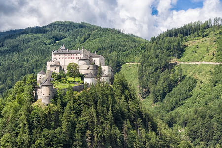 奥地利邦古山谷Hohenwerfen城堡前电影拍摄地点鹰达雷城堡位于山顶的战略置向山顶看河谷奥地利邦古山谷Hohenwerfen图片