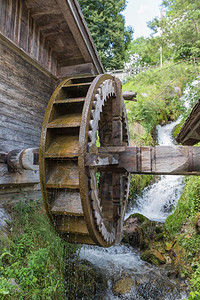 自来水厂木制的水车图片素材