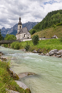 Berchtestesgaden附近的Ramsu教堂德国巴伐利亚阿尔卑斯前面有一条野河图片