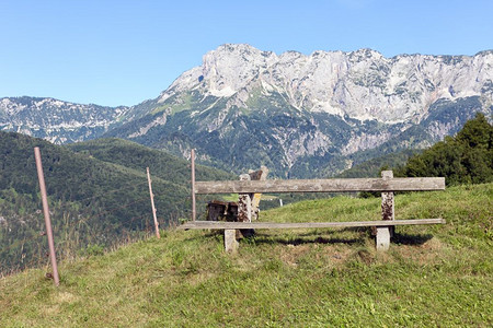 德国贝赫特斯加登附近的高山上有供徒步旅行者使用的木制长凳的阿尔卑斯山带长凳的阿尔卑斯山供远足者在德国贝赫特斯加登附近的山区行走图片