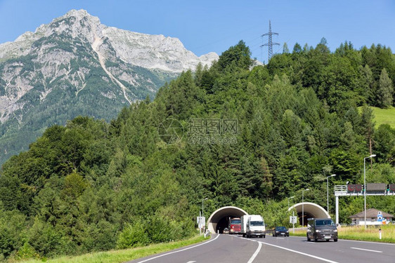 奥地利高速公路A10靠近Hohenwewerfen的A10号公路车上的汽在山中离开隧道图片