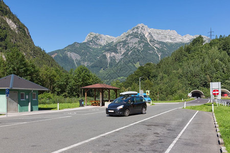 奥地利A10高速公路在Hohenwewerfen附近有停车场交通经过山上一条隧道图片