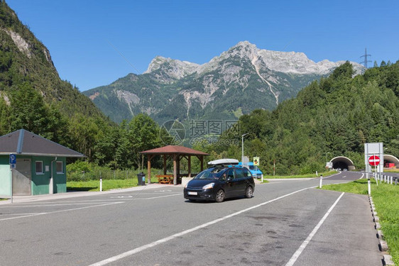 奥地利A10高速公路在Hohenwewerfen附近有停车场交通经过山上一条隧道图片