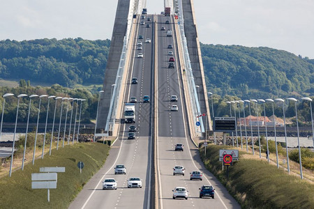 法国勒哈弗尔附近塞纳河上桥法国勒哈弗尔附近诺曼底港交通图片