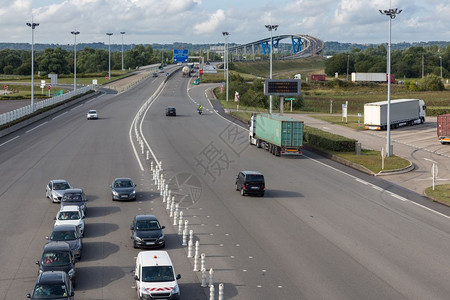 诺曼迪庞特与哈弗勒运河桥之间的LeHavre附近的法国高速公路图片