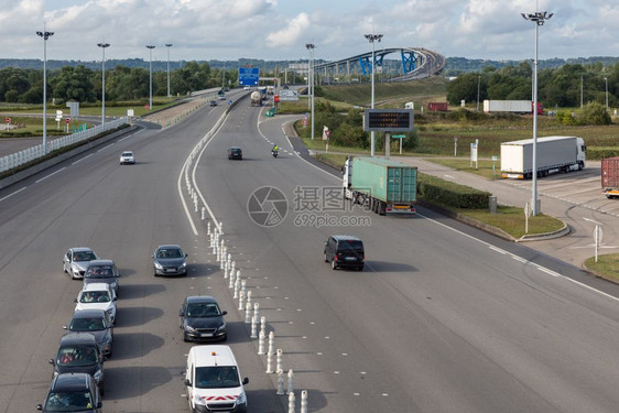 诺曼迪庞特与哈弗勒运河桥之间的LeHavre附近的法国高速公路图片