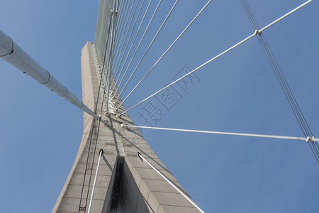 皮隆和钢电缆来自法国波顿德诺曼底桥位于塞纳河上空图片
