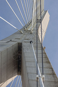 在法国塞纳河上空的诺曼底庞特德迪PontdeNormandie带钢电缆的混凝土铁柱底部视图图片
