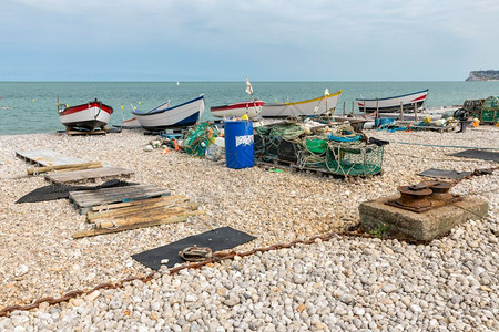 在法国诺曼底的伊波特海滩上装有渔具的船在法国诺曼底的伊波特海滩上装有渔船图片