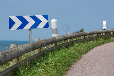 法国诺曼底海岸附近有木制碰撞屏障和交通标志的公路法诺曼底海岸附近有交通标志的公路法诺曼底海岸附近有交通标志图片