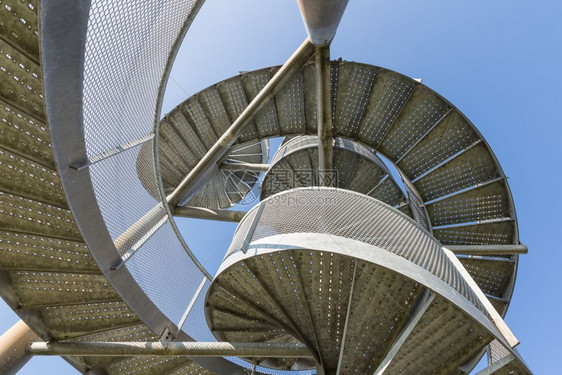 荷兰Lelystad机场附近两个扭曲的钢螺旋楼梯制成的望塔荷兰Lelystad机场附近螺旋楼梯制成的望塔图片