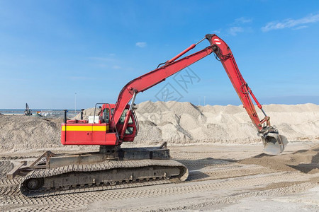 在荷兰Llystad附近建造新港口的筑工地挖掘机图片
