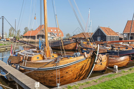 位于荷兰渔港的历史船和停泊在荷兰渔港的船图片