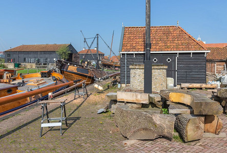 历史船只停靠在荷兰渔业村Workum图片