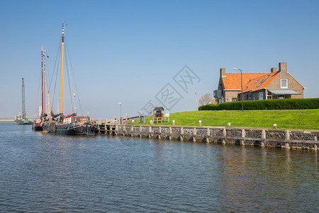 荷兰渔业村Makkum港有锚定轮船和单栋独居图片