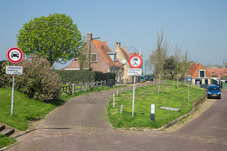 在Friesland历史荷兰渔业村Makkum的有路标传统房屋Makkum的有路标传统房屋在历史上的荷兰村庄Makkum的有路标图片