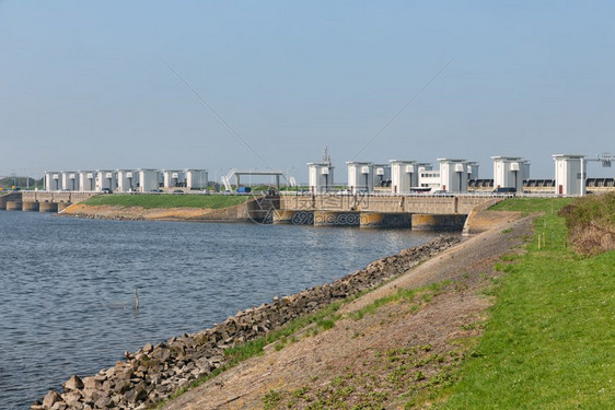 荷兰Kornwerzand附近的水闸用于将IJsselmeer湖的淡水排放到盐瓦登海荷兰艾瑟默湖排水用水闸图片