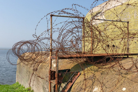 ww2在kornwerderzand附近有铁丝网的混凝土掩蔽所图片素材