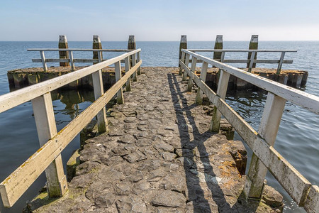 在Afsluitdijk具有着陆阶段的码头荷兰IJsselmeer湖和WaddenSea湖之间有断式码头荷兰Afsluitdij图片