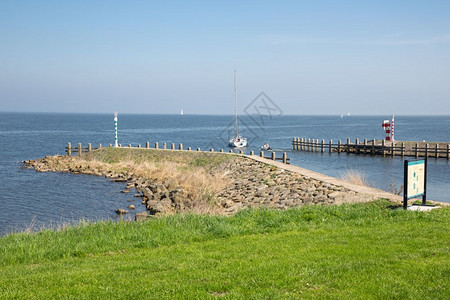 荷兰Medemblik港附近停泊在荷兰Medemblik港防水附近航行的船舶图片