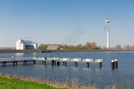 荷兰湖IJsselmeer靠近Medemblik带滑水风涡轮机和码头图片