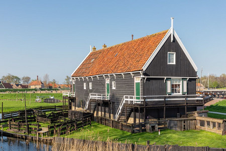荷兰Enkhuizen荷兰恩克乌伊曾一个在风中烘干渔网的村传统房屋荷兰渔村传统住房风中烘干渔网图片