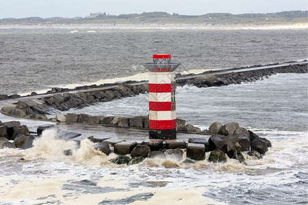 荷兰有灯塔和风暴海的PierIJmuiden码头荷兰有灯塔和风暴海的荷兰IJmuiden码头图片