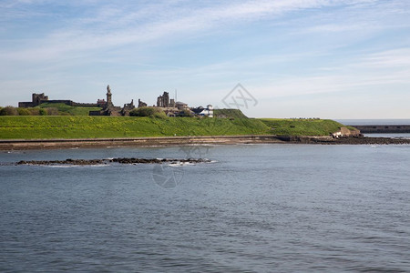 英国纽卡斯尔港附近的泰尼茅斯城堡看见从渡轮到荷兰的IJmuiden图片
