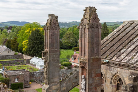 从Melrose修道院的废墟到苏格兰高地花园的院子空中观察从ScottishMelrose修道院的废墟到子空中观察图片